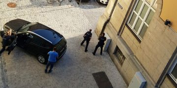 قنبلة